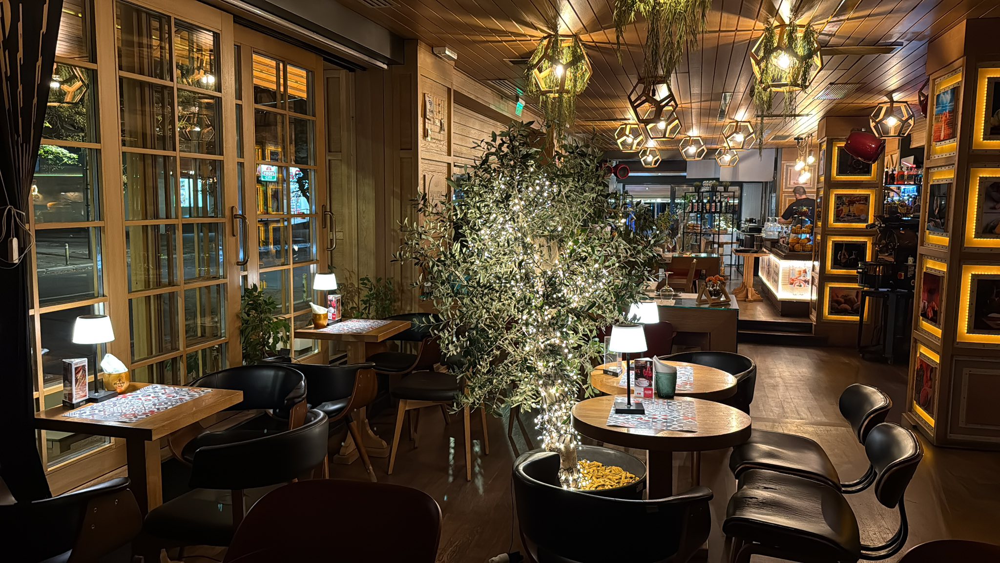 La BRASSERIE - CAFENEAUA ARTIȘTILOR